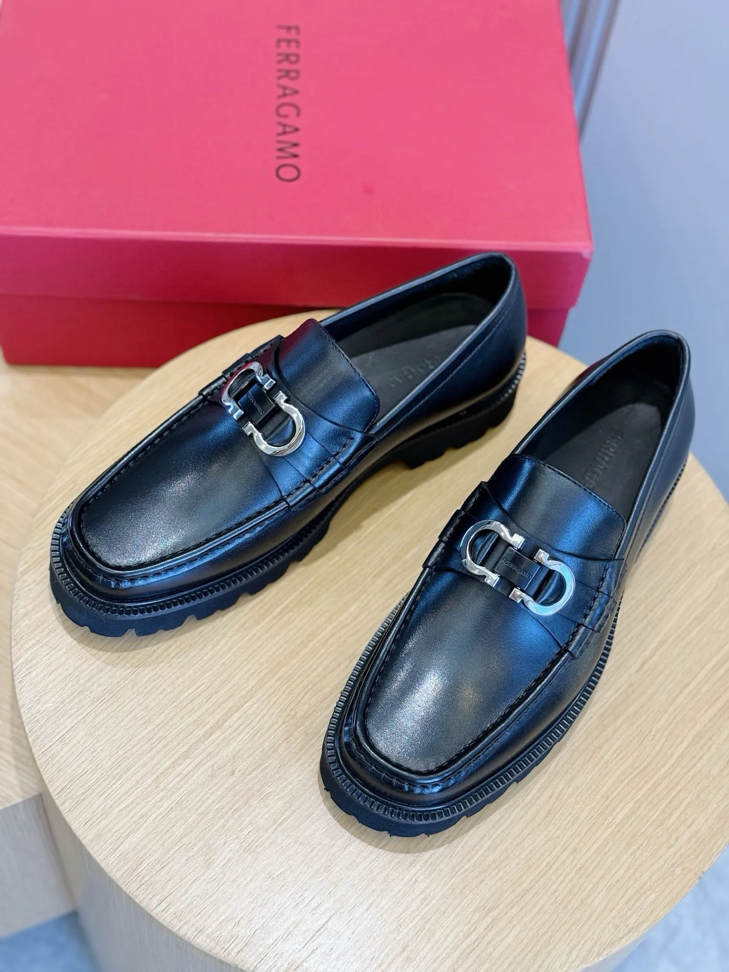 [Ferragamo] Top P: 760💰 Number of yards: 39~44 (38.45. Customized, non-returnable) Ferragamo men's leather derby shoes. The new derby shoes are light in texture and cool in style. They adopt exquisite eyelet uppers and novelly define urban trends. Made of brushed cowhide, it has a plump and rounded toe box and is decorated with delicate wingtip decorative details. Imported cowhide + cowhide lining.
